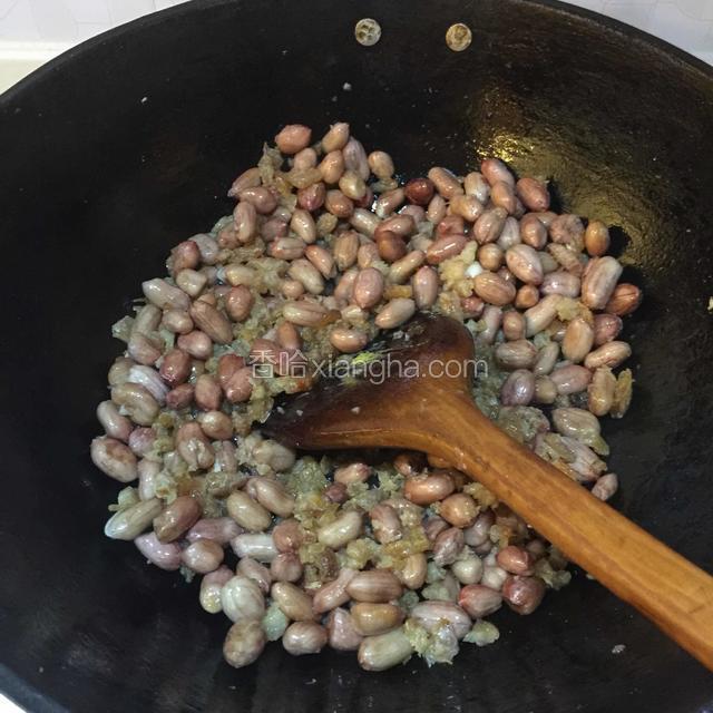 放入花生米翻炒均匀