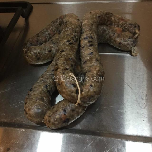 每一长段，用绳子系上，用牙签在肠衣上戳些小洞