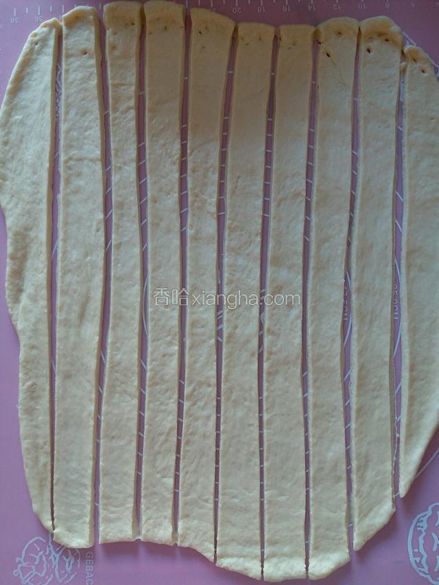 用擀面杖擀成面皮，用刀子划出竖条纹，如图。