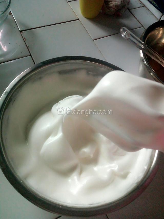 打发蛋清时，烤箱预热160度。蛋清第一次加入柠檬汁，三分之一砂糖打发至鱼泡眼，再加入三分之一砂糖打发到酸奶般浓稠，最后的砂糖全部加入打发至湿性发泡，提起有小毛尖即可。