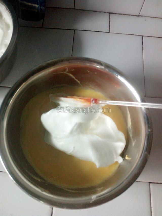 先舀三分之一打发好的到奶油倒进面糊拌匀，再加入三分之一拌匀，最后把拌好的面糊倒入剩下的奶油里翻拌均匀。
