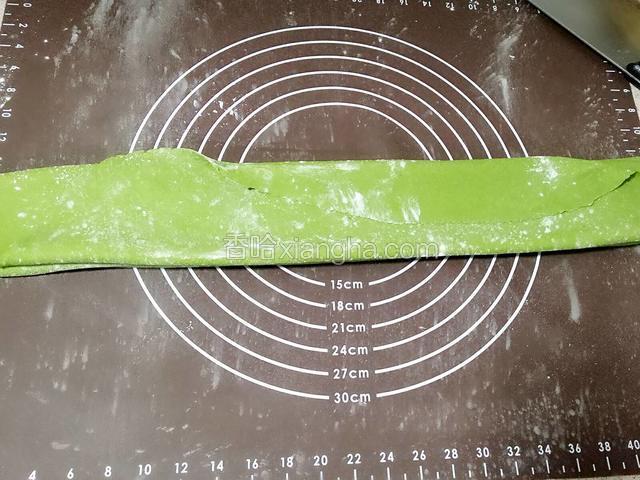 赶好的面片铺在操作台上，在表面撒上一些面粉防粘连，然后就像叠被子一样，一层层叠起来。