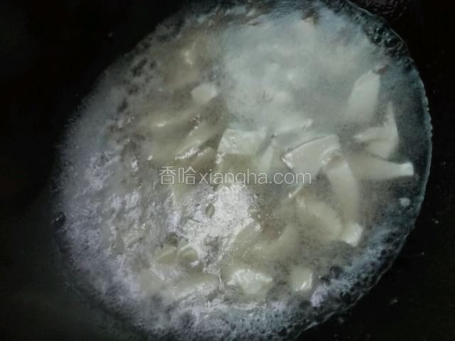 放入豆腐煮开，倒入适量生抽。
煮至浓稠状即可出锅。