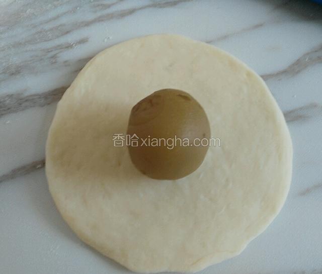 把大的面团，擀成中间厚四周薄，包入，内馅