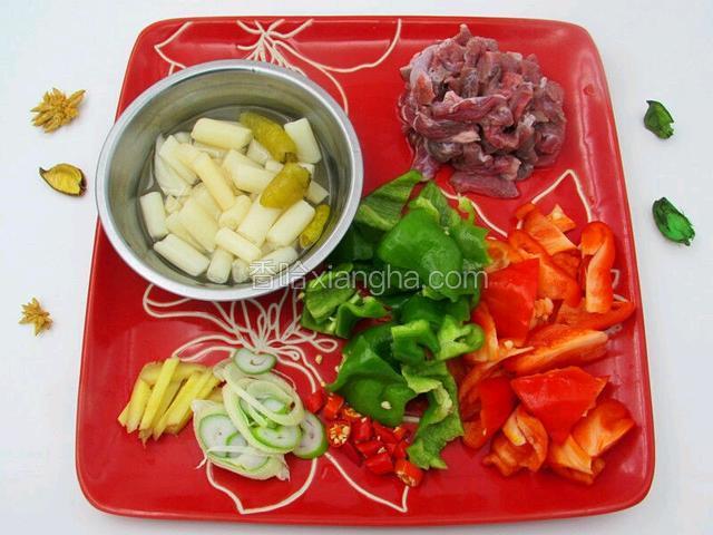 准备食材
主菜：泡藕带(加两个泡椒，里面自带，要三分之一藕带水)、牛肉（切小片）
配菜：青椒（切片）、红椒（切片）
作料：小米辣（切小圈儿）、大葱（切片）、生姜（切条）