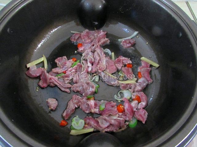 炒牛肉
牛肉放入锅中，翻炒至变色，由红变浅，加入料酒翻炒去腥