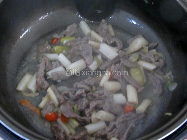 放藕带继续炒
1）藕带连汤一起倒入锅中，炒两下，加入味极鲜
2）      翻炒至汤汁留下一成左右