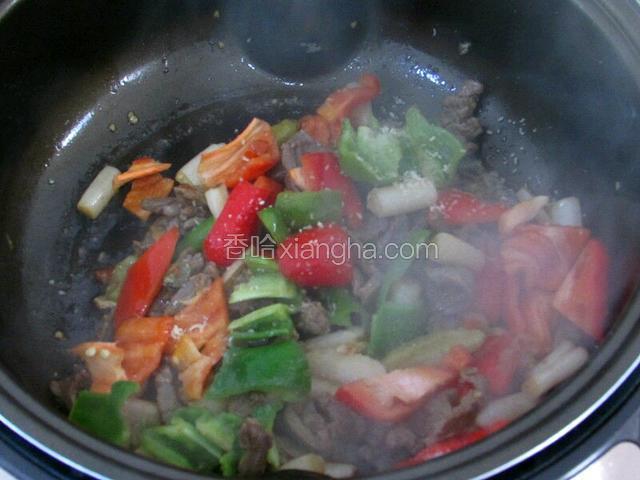 调味
加入鸡精和食盐，再次翻炒约一分钟，锅底几乎没有汤汁最佳
