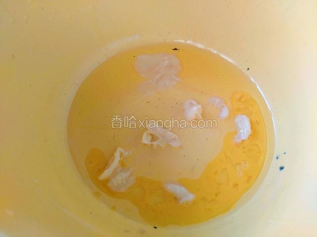 之后将猪油15克和鸡蛋液18克倒入玉米油盆里。