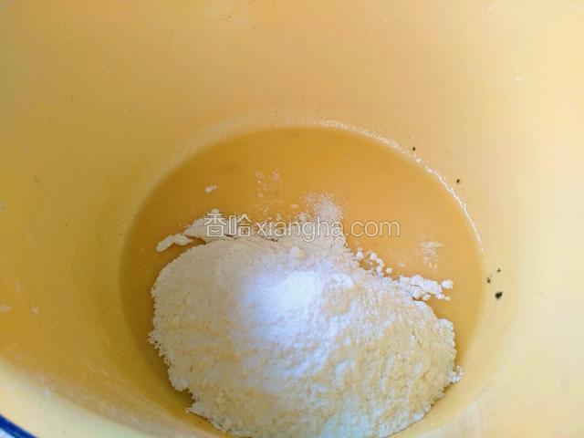 接着将低筋粉+泡打粉+苏打粉过筛入盆中。