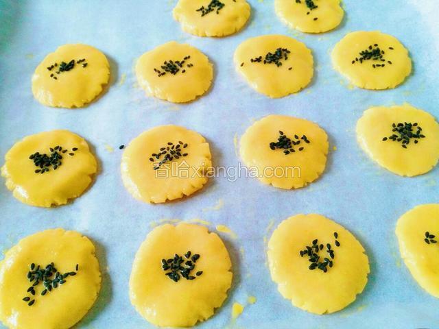 然后预热烤箱160度，之后给饼胚刷蛋液，撒上黑芝麻既可。