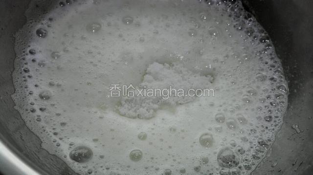 用电动打蛋器高速打发，打至鱼眼状时放入三分之一白糖，与几滴柠檬汁继续打发，打至粗泡再加入三分之一白糖！