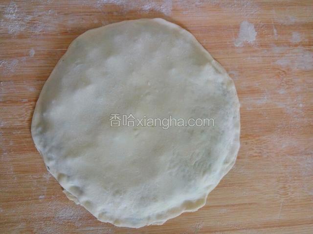 把面皮盖在馅料上，按紧边缘