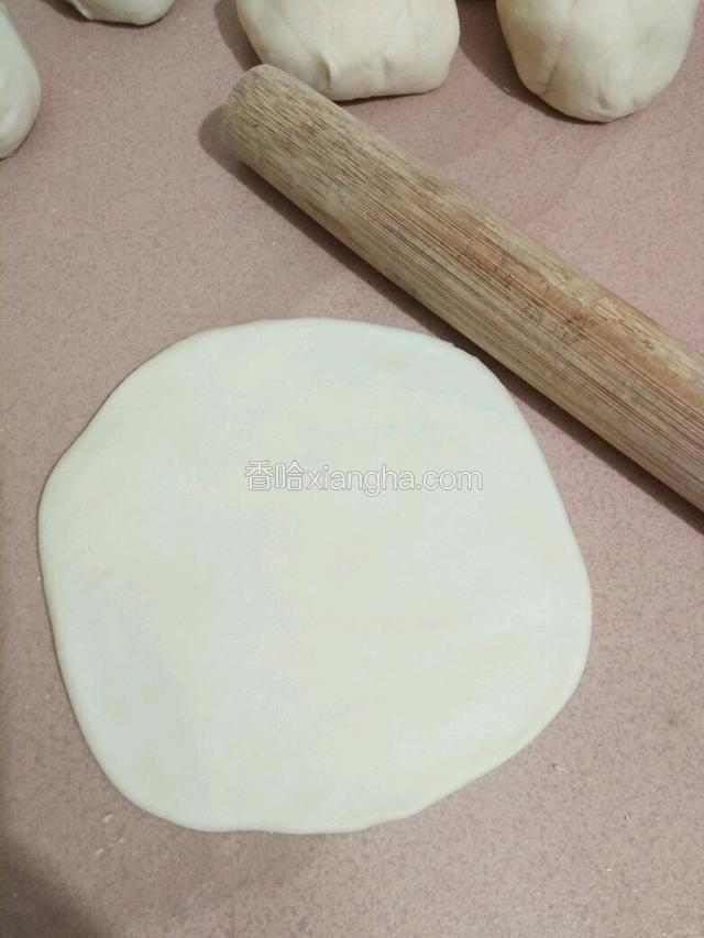 用擀面杖擀成薄皮