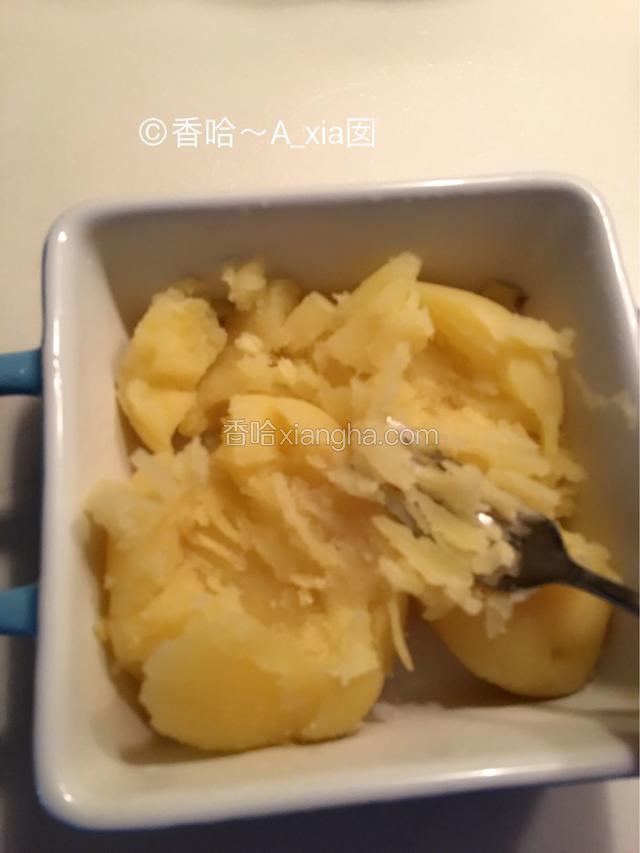 用叉子压成泥