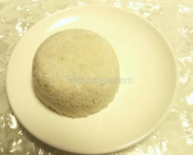 用盛饭的碗盛一碗饭压实，再倒扣在盘子里