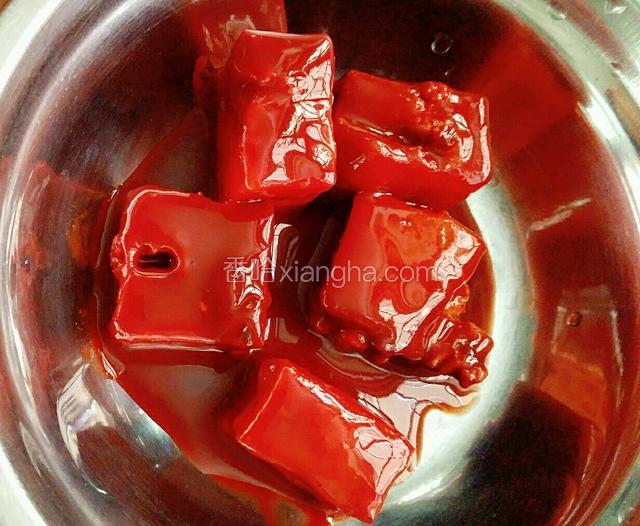 准备好南乳，南乳也叫“红腐乳”。