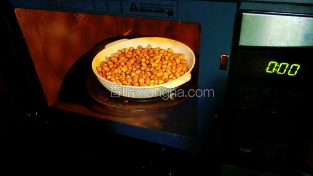 用容器盛进，用微波炉高火“叮”5分钟。