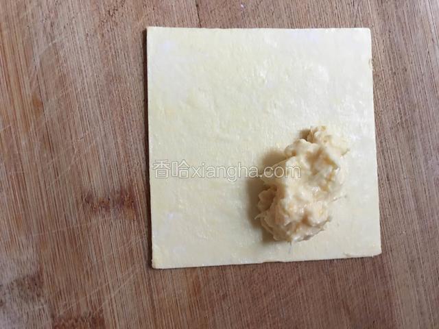 把榴莲肉放在酥皮上面