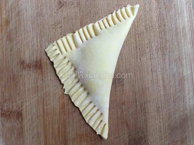 再用叉子压边