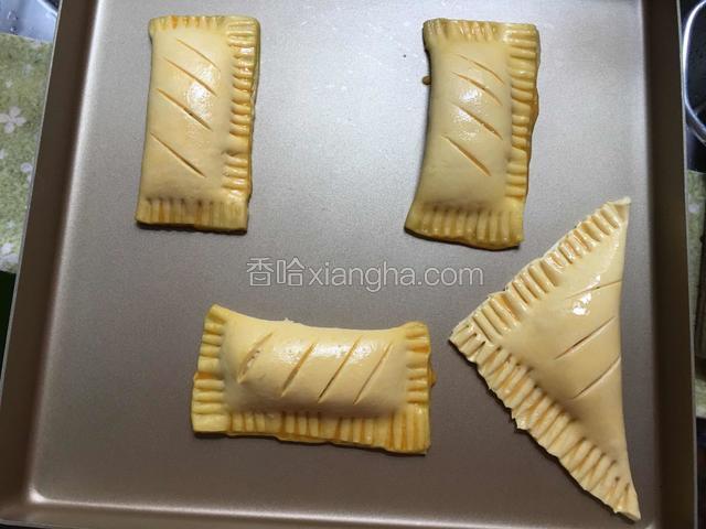 烤箱170度预热，然后给榴莲派表面刷蛋液