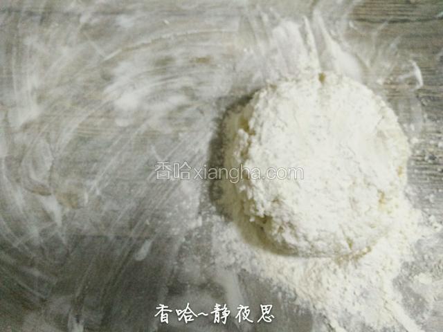 案板上擦干净，撒上些面粉，在饭团上也撒上面粉（防沾）