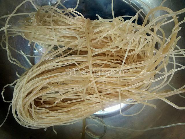 将上等红苕粉放入盆中备用。