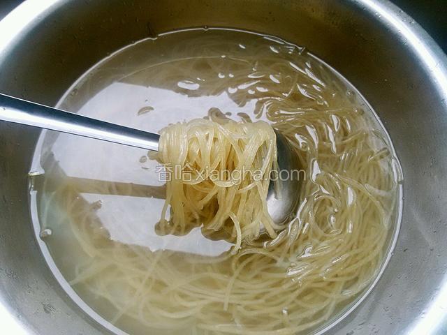 用开水将其泡软，再将苕粉弄成段，二十厘米长左右。