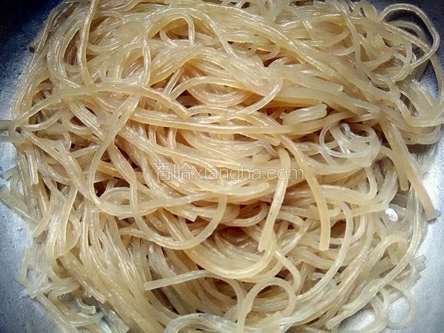 倒出来控干水分。