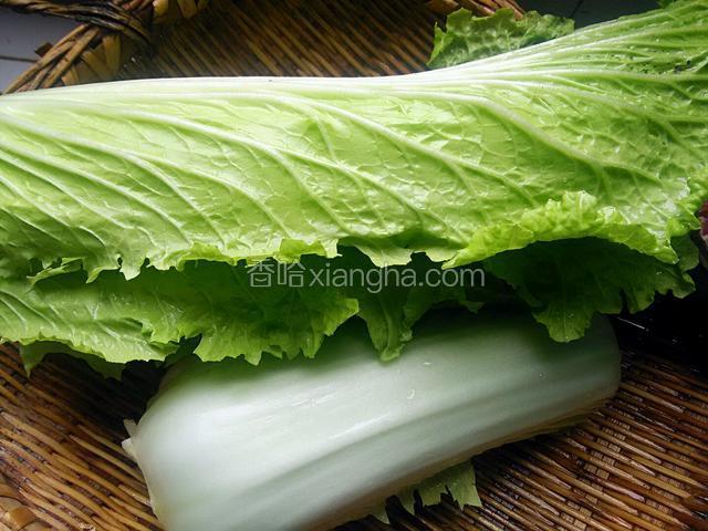 白菜洗干净，凉干水。