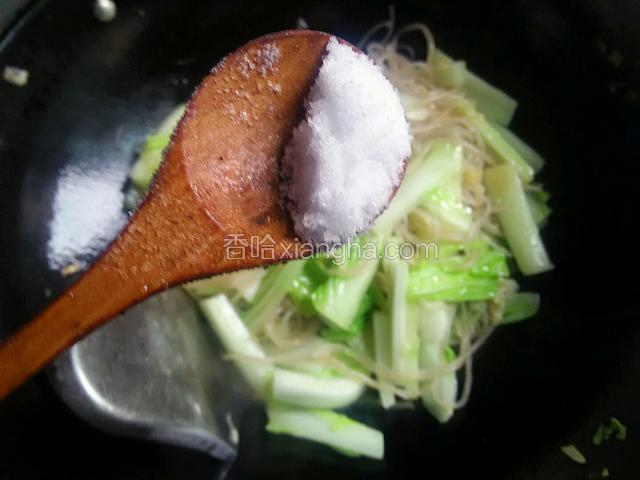 再加入适量精盐。