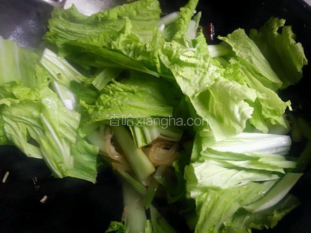 放入白菜叶翻炒至熟。