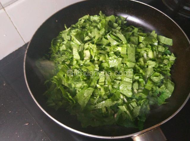 倒入芥菜快速翻炒，注意火要大油要足。