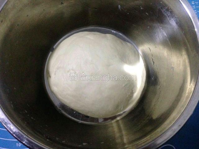 选好食材 先把酵母粉和白砂糖用温开水调均匀
在一个空盆里放入面粉再放入鸡蛋在把酵母水分次倒入，再加点纯牛奶搅拌成絮状

揉好面团，盖上保鲜膜再盖上毛巾保温发酵
