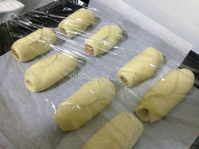 放在烘焙纸上在盖上保险膜发酵15分钟，这个时候可以把烤箱温度预热好
温度在180度18分钟左右放在中层