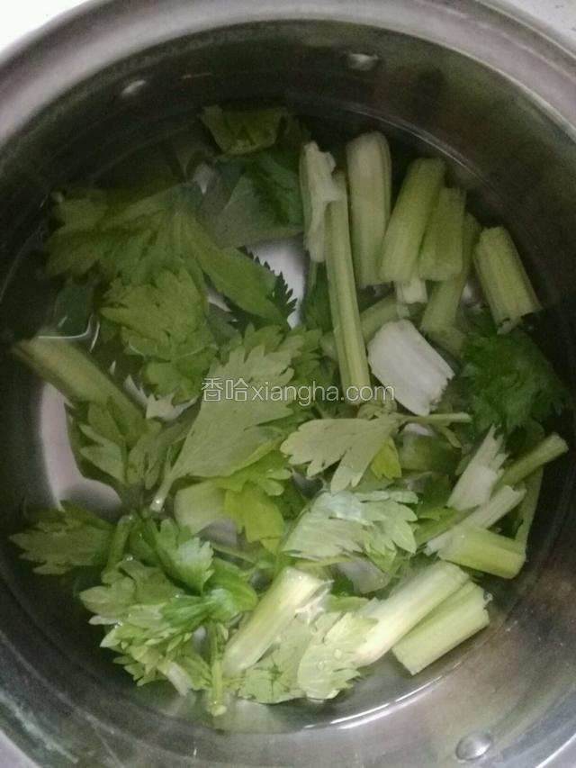 芹菜洗净祛除纤维丝儿；