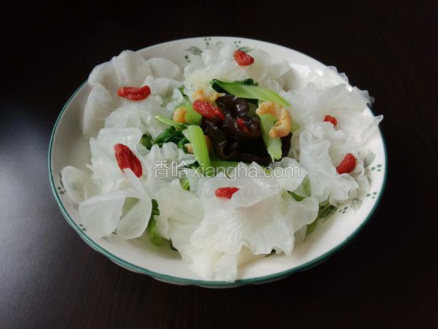 欧芹、银耳、黑木耳、海米加盐、鸡精、香油均匀拌匀，装盘摆造型；近距离高清图一张！