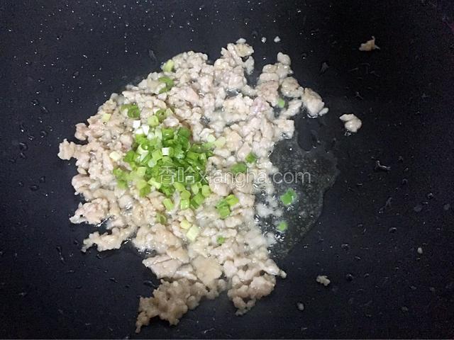 放入葱花翻炒均匀