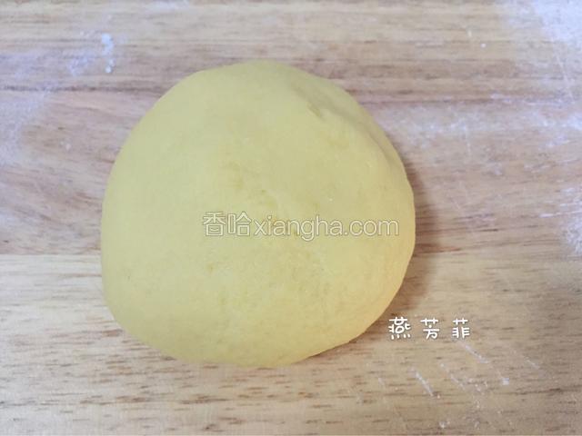 揉成一个面团。
不要过度揉搓，只要没有干粉就可以了。