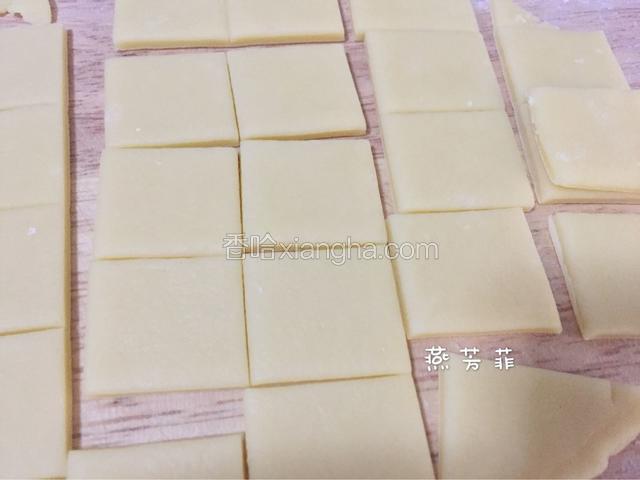 把面团擀成大概在4mm左右的薄片，随意切成一个一个的小四方块。
我的小方块是3cm左右。
四周的散面片处理方式请看小贴士。