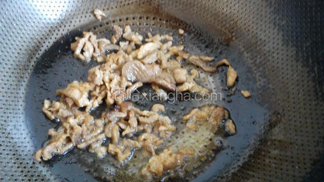 热锅热油，放入肉丝炒至8成熟