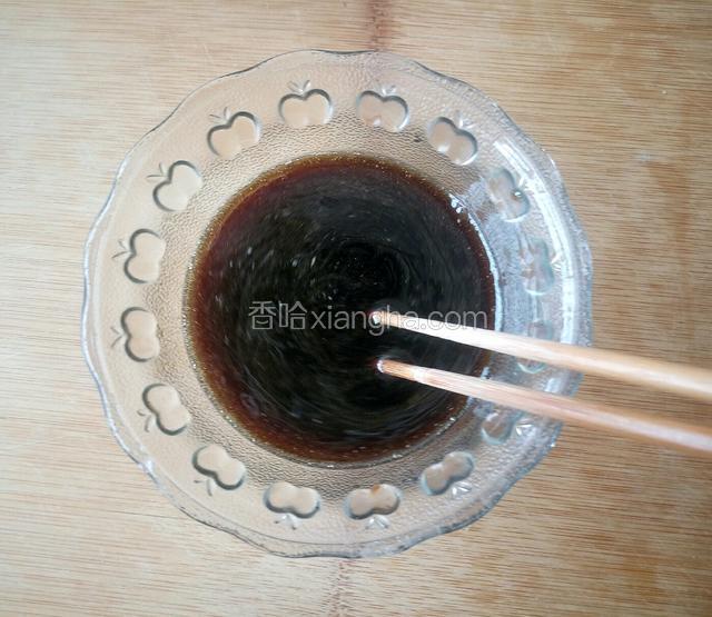 酱油醋1:4比例， 再放入香油 、糖 、盐、 味精 充分搅拌均匀 。