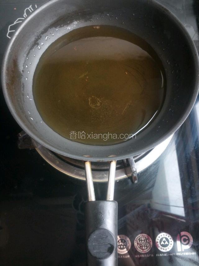 热锅凉油，锅内倒入食用油并加入香油。