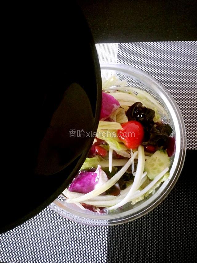 油烧至七、八成热泼到菜上。