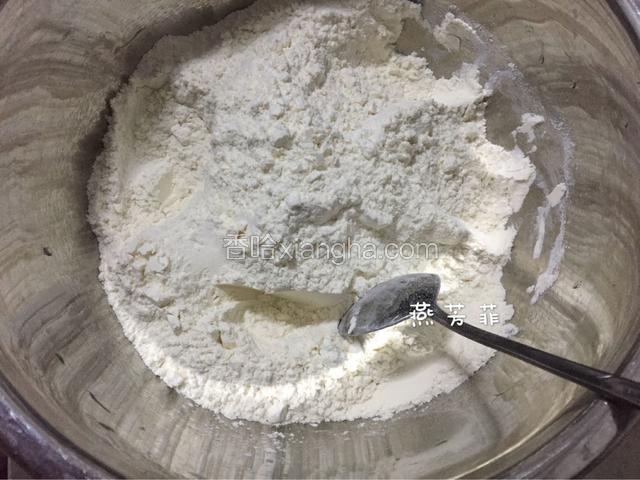 葡萄干洗干净用温水泡发。
取一个不锈钢盆放入面粉、盐、白砂糖搅拌均匀。