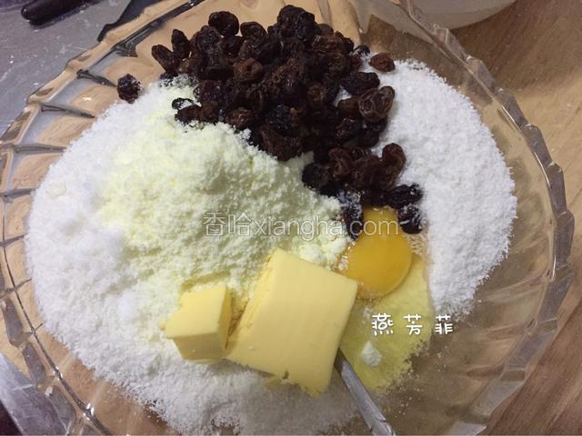 这时候准备椰蓉馅。
椰蓉馅：椰蓉、提前泡好的葡萄干、水、奶粉、鸡蛋液、软化后的黄油放一个容器里搅拌均匀。
黄油遇到有湿度的自然就化开了。