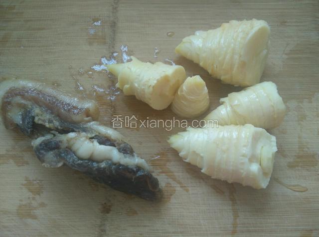 准备一块腊肉和适量冬笋。