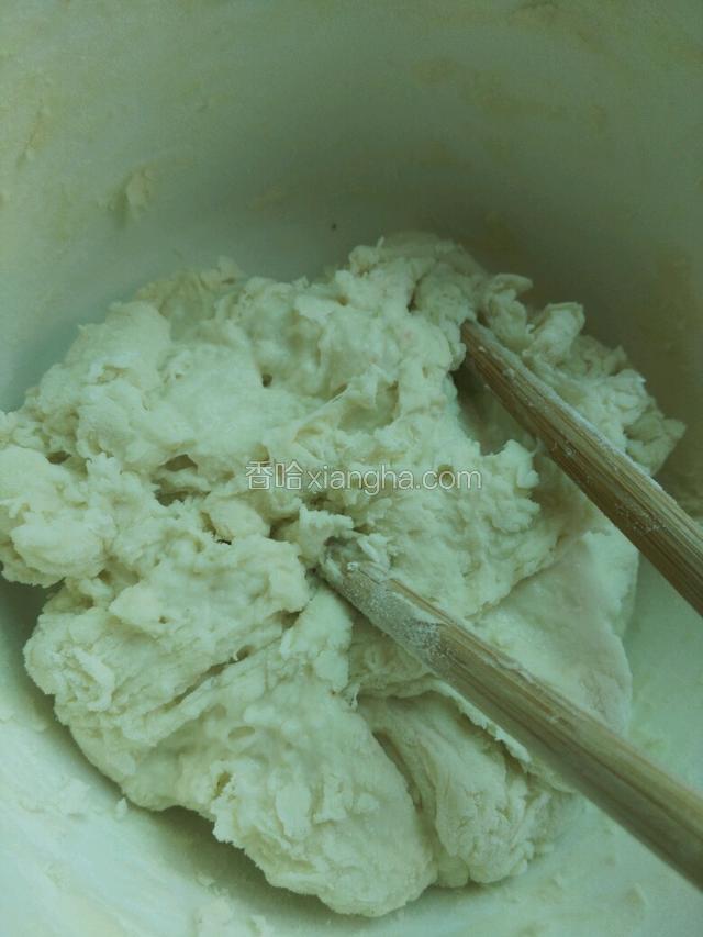 取适量的面粉，放入一点盐。
用温水60℃左右，慢慢倒入，一边用筷子搅拌。