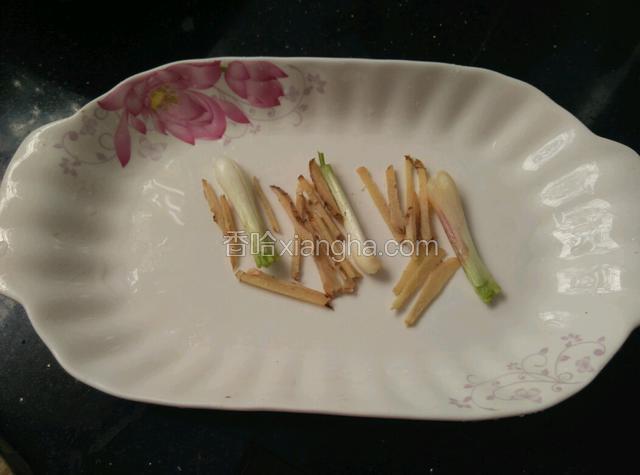 把葱头和姜丝铺盘底。