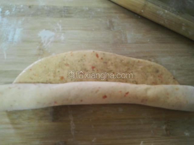 将调好的面饼由下至上卷起来